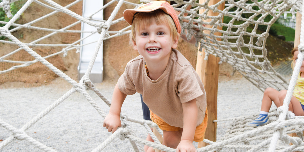 Marin (3) zeigt, wie gut er klettern kann.