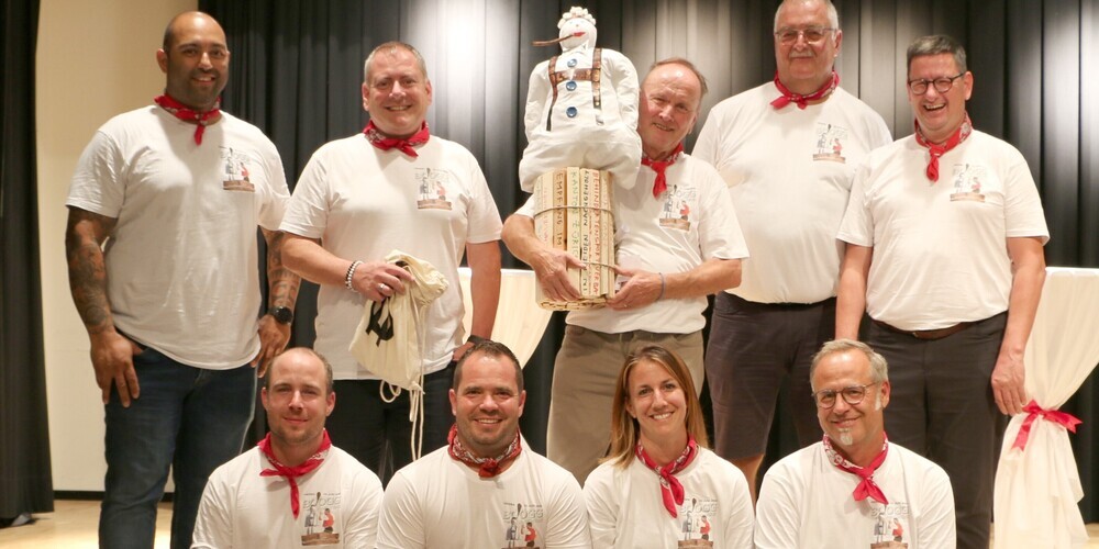 Das OK-Team der Böögg-Verbrennung in Heiden mit ihrem Preis, einem Mini-Böögg.