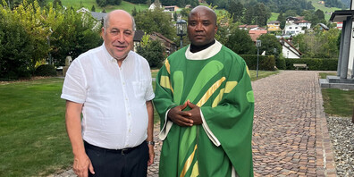 Pfarrer Augustine Asogwa (rechts) aus Nigeria besuchte das Sarganserland, links Kaplan Martin Blaser.