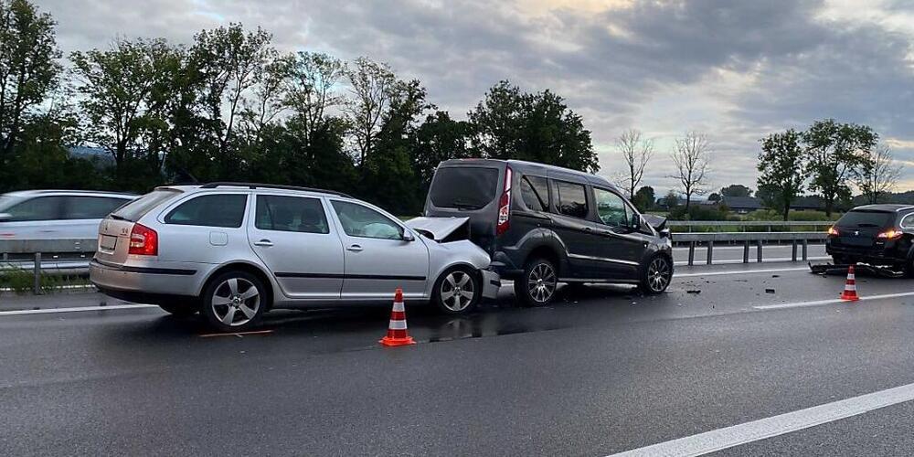 Die Zuger Polizei rückte am Montagmorgen zu einem Unfall in Dietwil AG aus.
