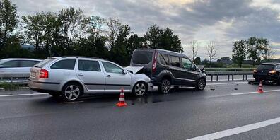 Die Zuger Polizei rückte am Montagmorgen zu einem Unfall in Dietwil AG aus.