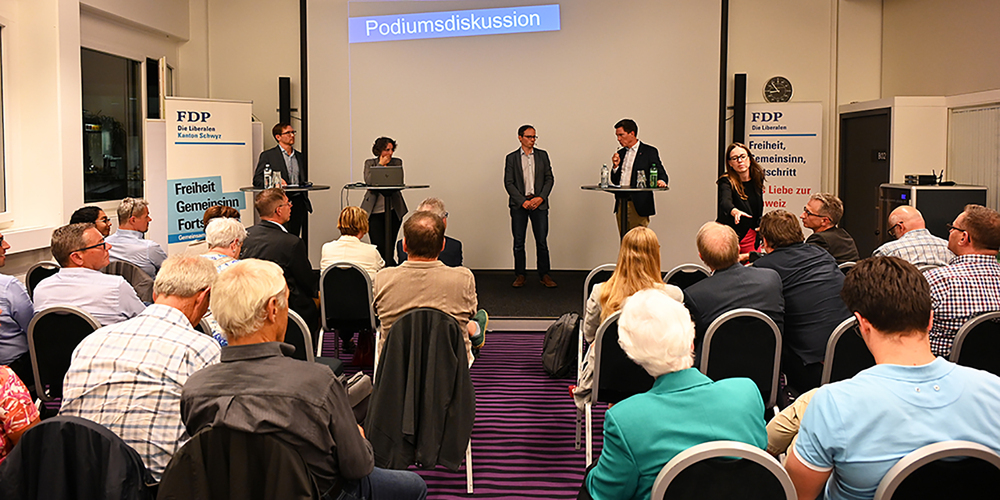 Es diskutierten: (v. l.) Nationalrat Heinz Theiler, Professorin Annalisa Manera und Umweltwissenschafter Florian Kasser. Moderiert wurde das Gespräch von Urs Rhyner, Präsident der FDP.Die Liberalen Kanton Schwyz.