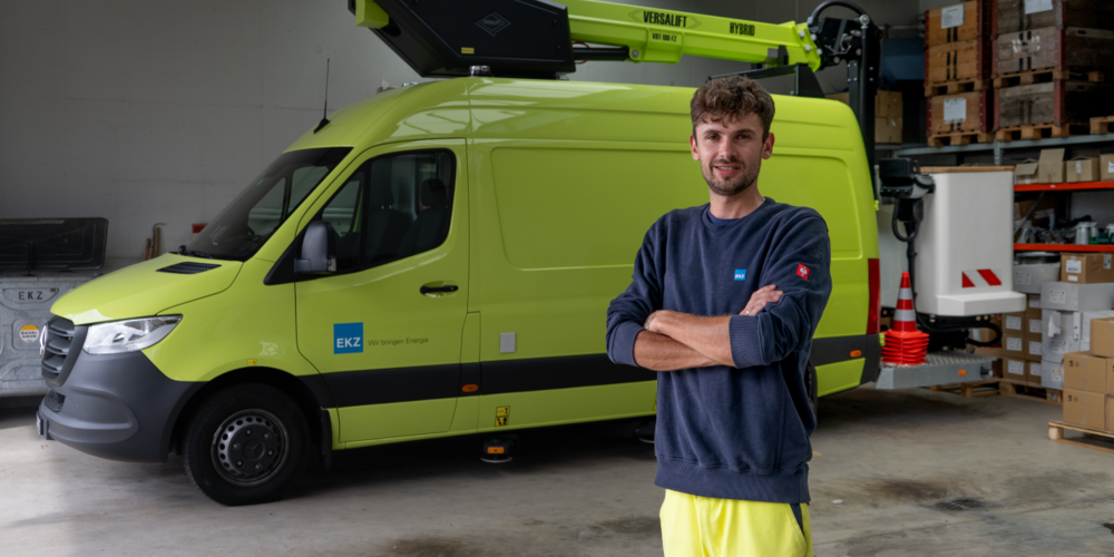 Fabian V. von EKZ ist bereit für den nächsten Einsatz als Netzelektriker vor Ort.