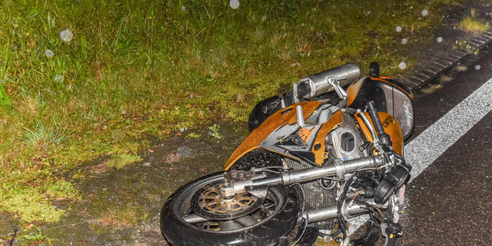 Wer von den beiden Personen das Motorrad lenkte, war zunächst unklar.