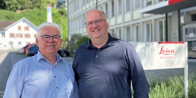 Jurypräsident Klaus Brammertz (links) informiert Thomas Harring, CEO Leica Geosystems, dass sie 2025 mit dem «Preis der Rheintaler Wirtschaft» ausgezeichnet werden