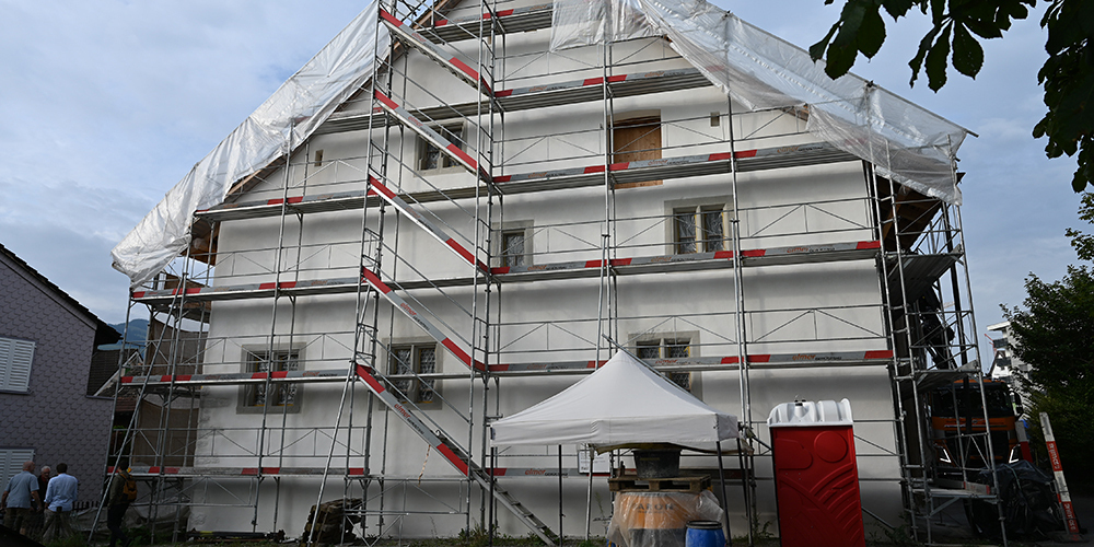 Bald ist die Restaurierung des Tuggner Steinhauses abgeschlossen.