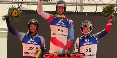 Mit einem Sieg im Slalom im österreichischen Burgenland sicherte sich Mirko Hüppi (Mitte) aus Gommiswald auch die Slalom-Disziplinenwertung.