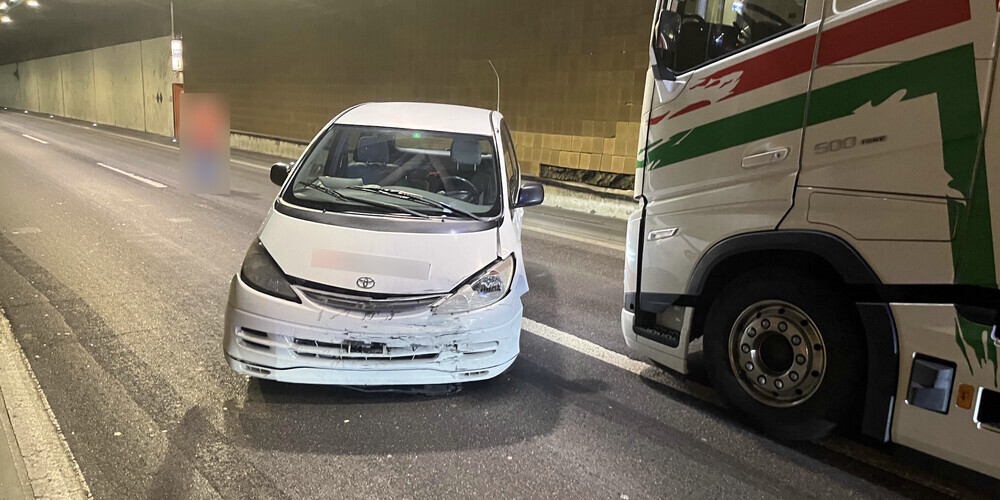 Das Auto prallte in die Wand des Rosenbergtunnels.