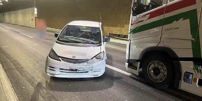 Das Auto prallte in die Wand des Rosenbergtunnels.