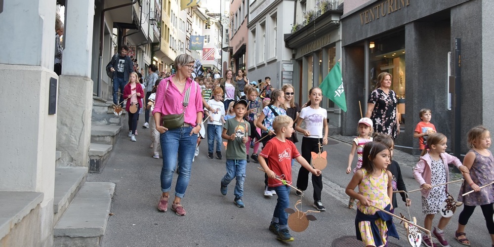 Der farbenfrohe Umzug bringt am Freitagabend Leben in die Altstadt.