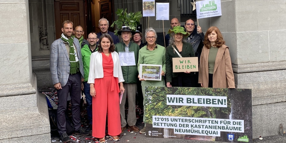 Auf durchaus originelle Weise überbrachten die Petitionäre die 12000 Unterschriften. In Rot die verantwortliche Stadträtin Simone Brander.