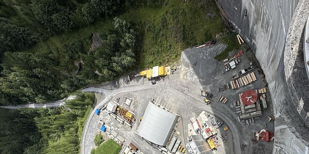 Blick von der 147 Meter hohen Staumauer des drei Kilometer langen Gigerwaldsees im St. Galler Calfeisental. (Archivbild)