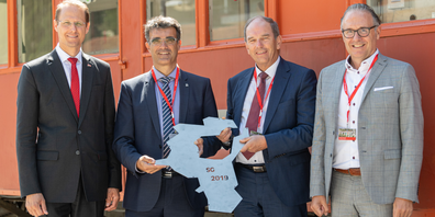 Ein Zusammentreffen der Gastfreundschaft: Renato Fasciati, RhB-Direktor, Marcus Caduff (Regierungsrat GR), Bruno Damann (Regierungsrat SG) und Martin Vincenz, CEO Graubünden Ferien. © Rhätische Bahn, Mattias Nutt