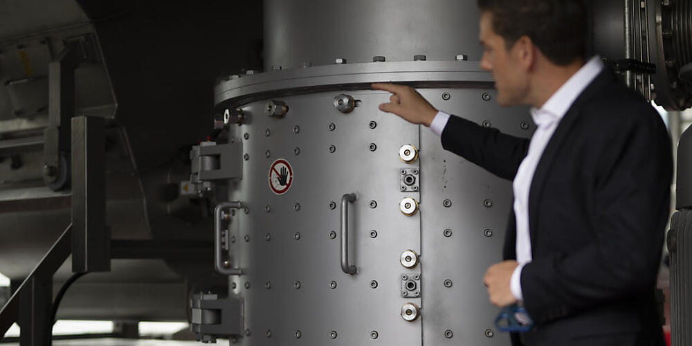 Start-up-CEO Vincent Vida erklärte während eines Rundgangs die neue Anlage.