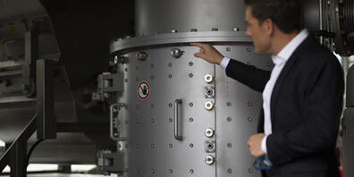 Start-up-CEO Vincent Vida erklärte während eines Rundgangs die neue Anlage.