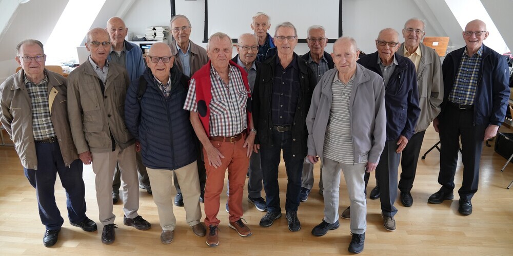 Im Musikraum der Buebeflade posieren die Schüler von 1952 bis 1955. Der Rundgang weckt bei ihnen viele Erinnerungen.
