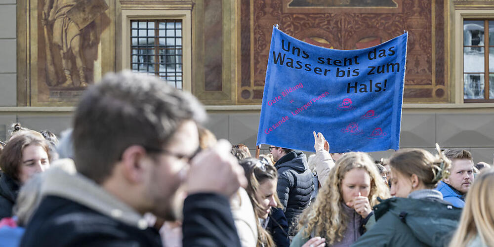 Hunderte von Lehrpersonen demonstrierten im Februar vor dem Schwyzer Regierungsgebäude und forderten bessere Arbeitsbedingungen. (Archivbild)