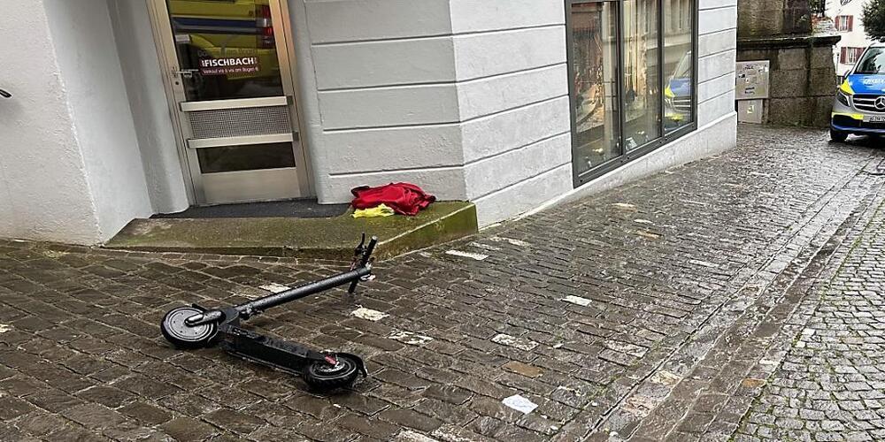 Das E-Trottinett des mutmasslich betrunkenen 56-Jährigen nach dem Unfall in der Altstadt von Bremgarten AG.
