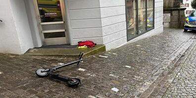 Das E-Trottinett des mutmasslich betrunkenen 56-Jährigen nach dem Unfall in der Altstadt von Bremgarten AG.