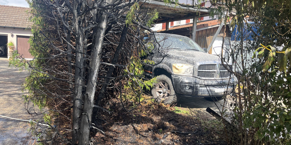 Beim Abflammen von Unkraut wurde auch eine Hecke, ein Gartenzaun und ein Auto beschädigt. 