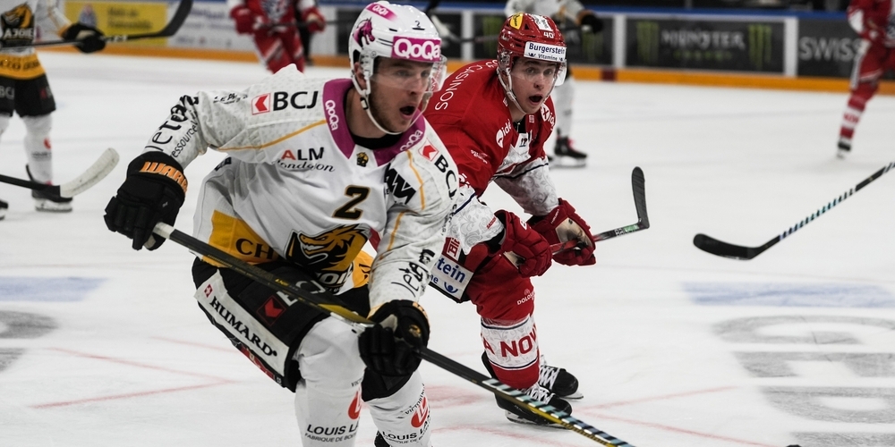 Vor dem Meisterschaftsstart testen die Lakers mit Stürmer Jonas Taibel (hinten) daheim gegen den HC Ajoie mit Verteidiger Valentin Pilet. (Archivbild)