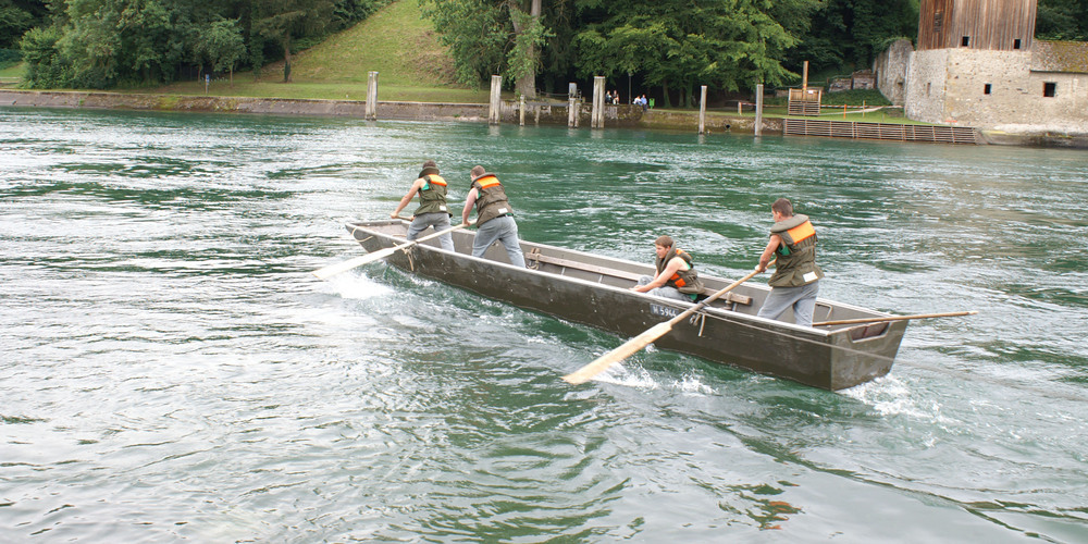  Bootstrupp mit Fährseil bei der Überfahrt während des Bootfährenbauwettkampfes 