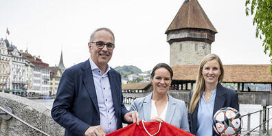 Der Luzerner Stadtpräsident Beat Züsli (SP), die Luzerner Regierungsrätin Michaela Tschuor (Mitte) und Projektleiterin Host City Luzern, Leevke Stutz, suchen einen Euro-Song. (Archivaufnahme).