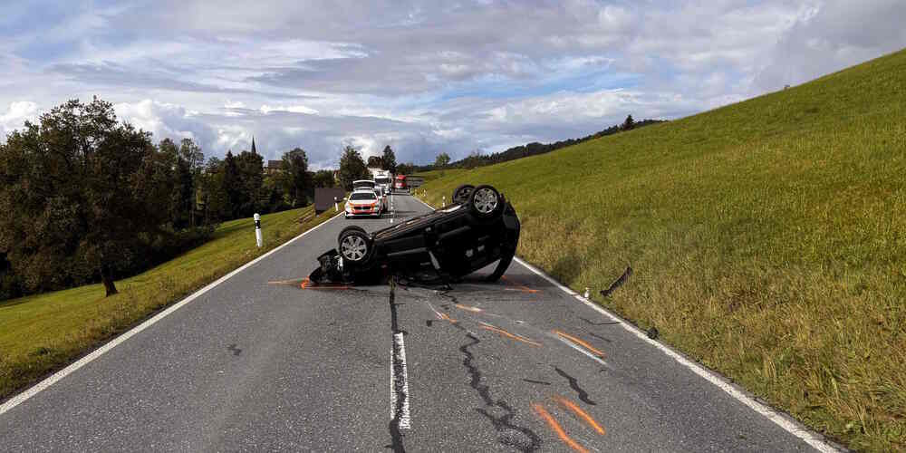 Am Auto entstand Totalschaden. 