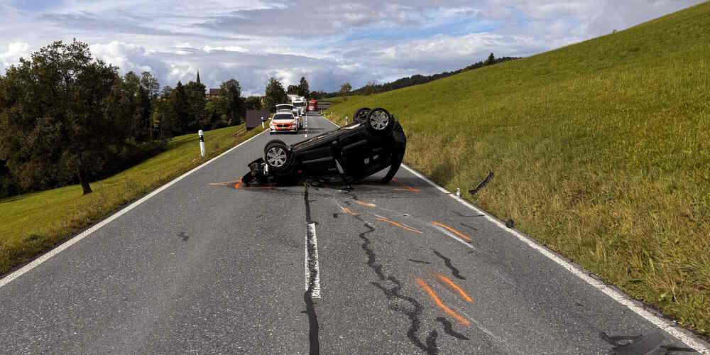 Die Fahrerin wurde nur leicht verletzt – das Auto erlitt Totalschaden.
