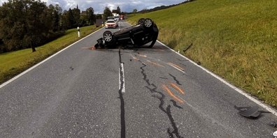 Im Bereich des Hinteren Hummelwaldes prallte das Auto gegen ein Wiesenbord, wurde abgewiesen und kam auf dem Dach zum Stillstand.