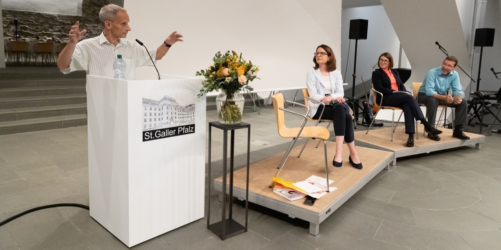 «Wachstum steigert den Wohlstand in hochentwickelten Ländern kaum noch und belastet die Umwelt», so Prof. Mathias Binswanger (l.).
