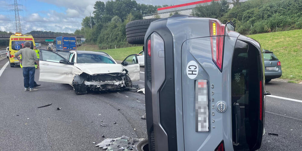 Der Fahrer des beim Aufprall gekippten, grauen Autos blieb unverletzt.