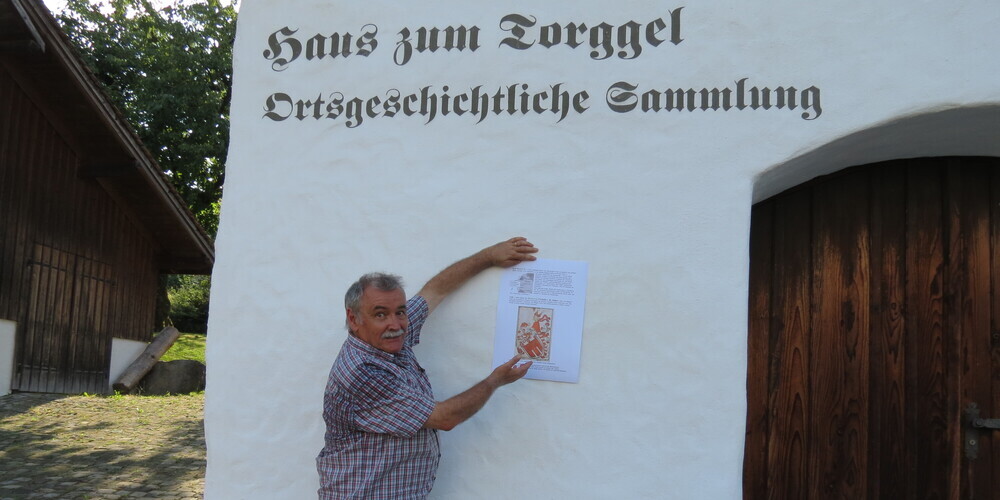 Erich Gubelmann, Kurator der neuen Sonderausstellung, weist auf das Wappen der Grafen von Montfort; aus Furcht vor diesem Adelsgeschlecht liess Abt Berchtold seine Rheintaler Besitzungen weiter befestigen.