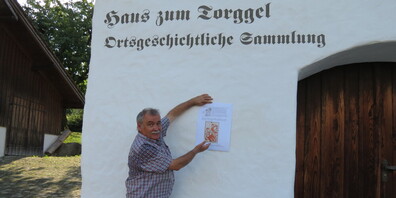 Erich Gubelmann, Kurator der neuen Sonderausstellung, weist auf das Wappen der Grafen von Montfort; aus Furcht vor diesem Adelsgeschlecht liess Abt Berchtold seine Rheintaler Besitzungen weiter befestigen.