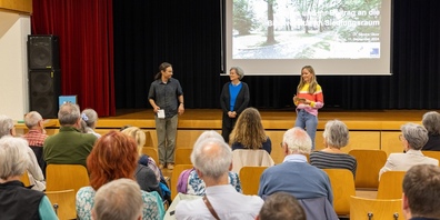 Stadtrat Fred Rohrer und Esther Hutter von Pro Riet begrüssen das Publikum in Buchs