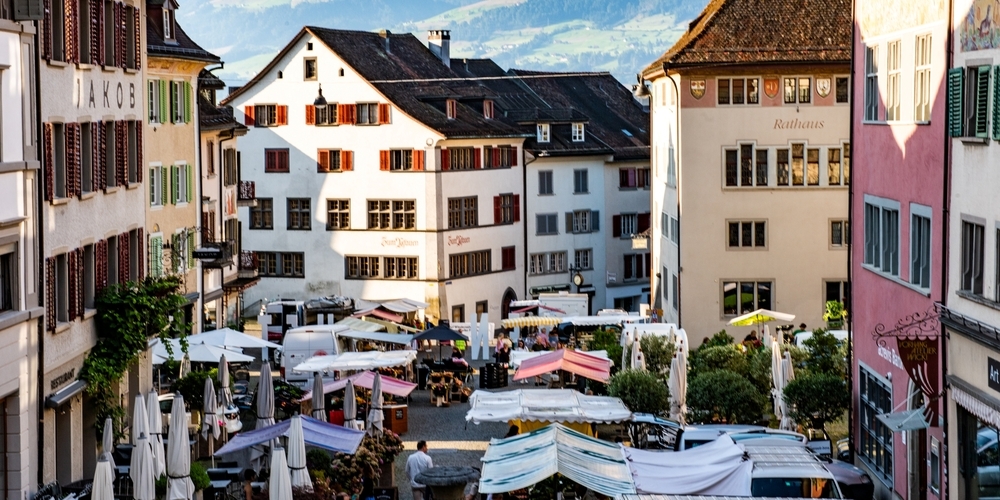 Der Markt findet jeweils am Freitagmorgen von 07:30 bis 11:00 Uhr auf dem Hauptplatz statt.