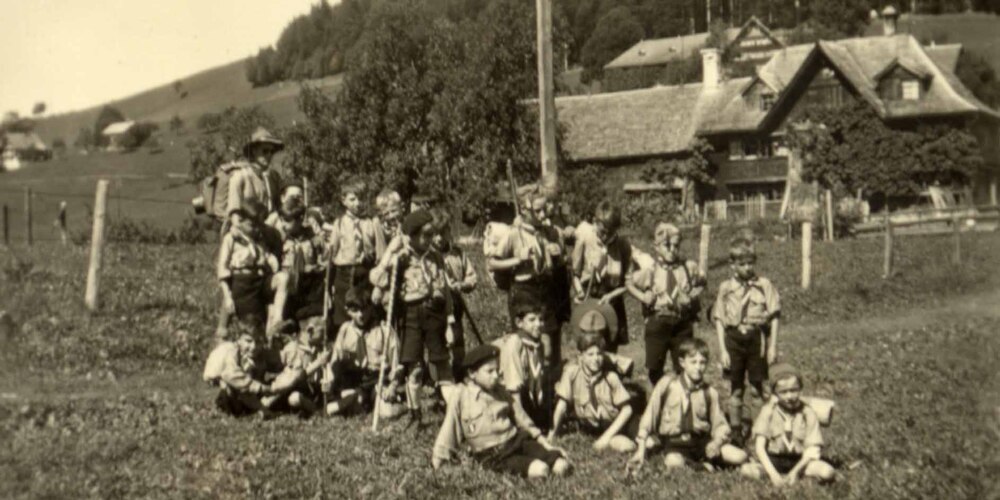 Im Sommer 1945 lernen Jungen aus Frankreich die Schweiz und die Philosophie der Pfadfinder in St.Peterzell kennen.