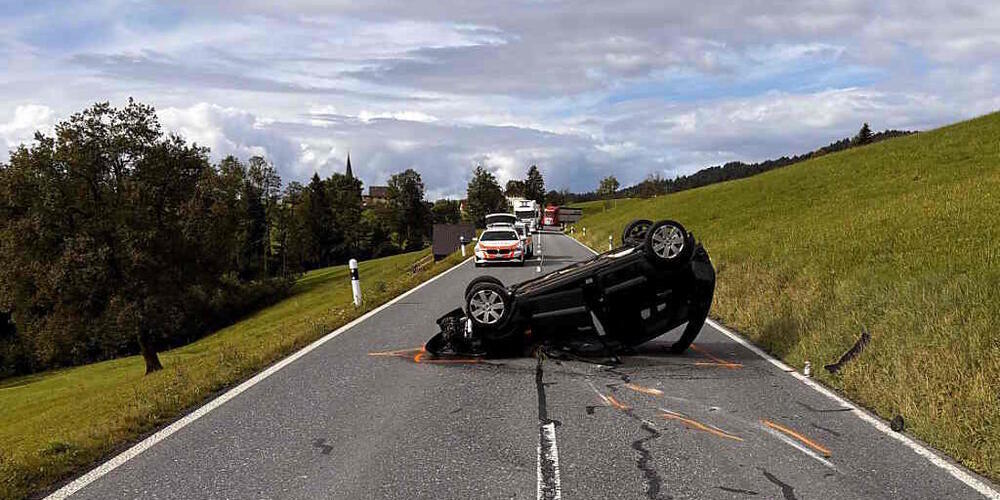 Das Auto geriet zuerst rechts von der Fahrbahn ab und kam anschliessend auf dem Dach zum Stillstand.