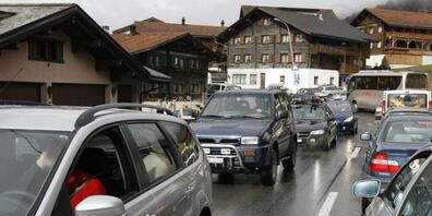 Der Ferienverkehr zwängt sich durch ein Dorf im Prättigau. (Archivbild)