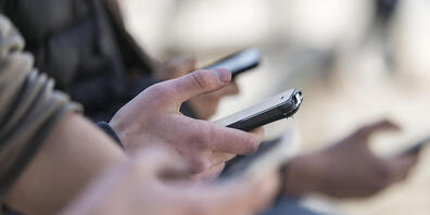 Die Bündner Kantonsschule will Schülerinnen und Schüler mit Alternativangeboten wie Tischfussball zu weniger Handynutzung animieren. (Archivbild)