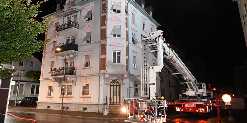 Eine schwer verletzte 29-Jährige wurde aus der Wohnung gerettet.