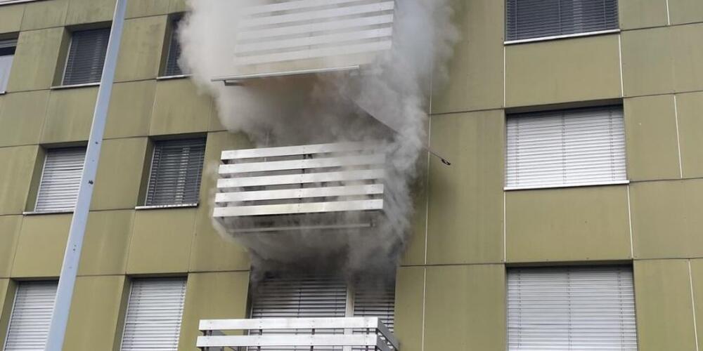 Die Feuerwehr konnte eine bewusstlose Person aus der Wohnung retten. (Archivbild)