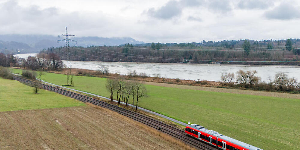 Die Hochrheinstrecke, hier bei Badisch-Rheinfelden, wird zurzeit erneuert. Ab Ende 2027 wird der Hochrhein-Bodensee-Express für schnellere Verbindungen sorgen. (Archivbild)