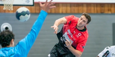 Rückraumspieler Lukas Saueressig setzt sich durch und erzielt hier eines seiner beiden Tore.