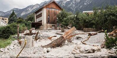 Die Arbeiten am neuen Wildbienenparadies laufen auf Hochtouren.