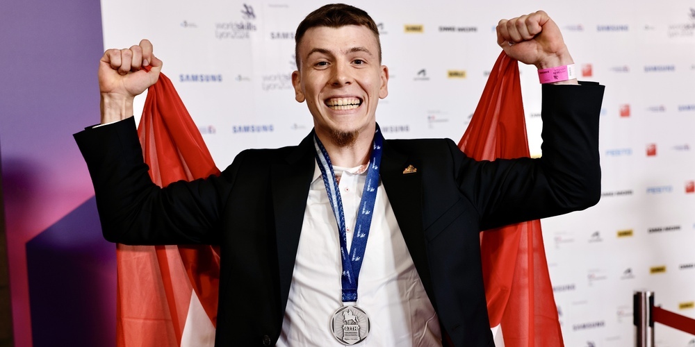 Silberner Jubel: Julian Gemperli wurde in Lyon Vizeweltmeister bei den Metallbauern.