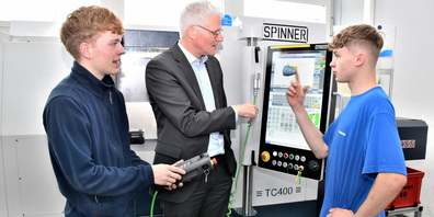 Die beiden Polymechaniker im zweiten Lehrjahr besprechen mit Geberit-CEO Christian Buhl im Ausbildungszentrum aktuelle Aufträge: Silvan Riedi aus Rüti (links) und Niels Vogt aus Tann