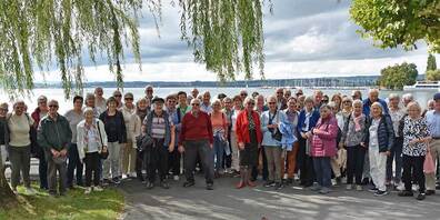 Die Reisegruppe aus Bad Ragazern und Maienfeldern wartet am Zugersee auf das Schiff.