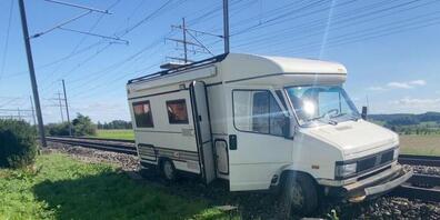 Bei der Flucht vor der Polizei blieb das Wohnmobil der mutmasslichen Einbrecher am Gleis der Bahnstrecke Solothurn-Biel stecken.