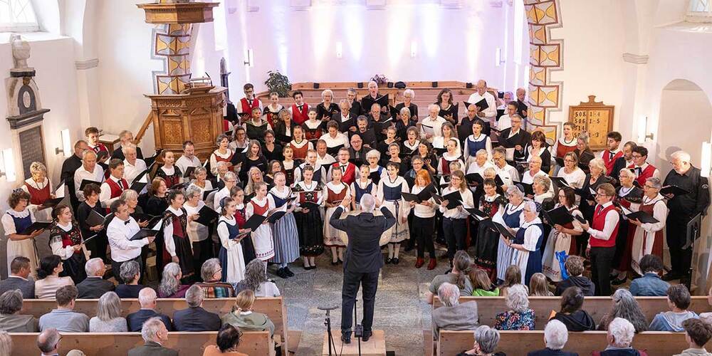 Das Vokalensemble incantanti bei einem gemeinsamen Auftritt mit den Teilnehmenden des Chorprojekts «Cantar cun incantanti».